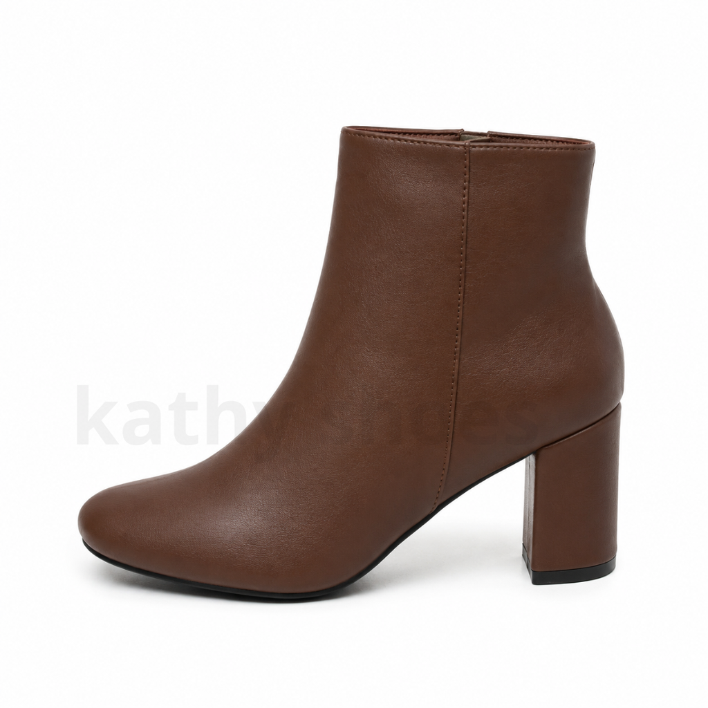 Botín elegante para mujer con taco de 7 cm elaborado en biocuero premium color negro.